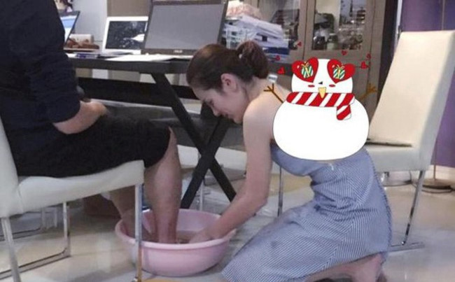 Phương Lê - Hoa hậu Quý bà Hòa bình Thế giới 2017 là nữ doanh nhân vừa tài vừa sắc nổi tiếng ở Sài thành. Năm 2017, cô từng gây chú ý khi đăng tải bức ảnh quỳ gối, rửa chân cho ông xã đại gia.