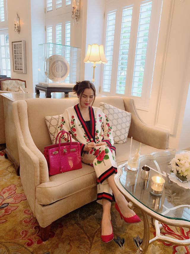 Người đẹp sống cùng ông xã đại gia và 3 cô con gái tại căn biệt thự trị giá hàng triệu USD rộng 1.200m2 ở quận 2 TP. HCM.