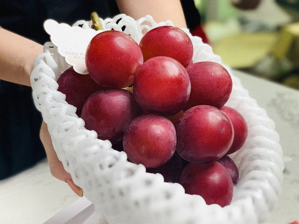 Mỗi chùm nho có trọng lượng từ 0,5-0,7kg (khoảng 24 quả). Như vậy, tính ra mỗi quả có giá tới nửa triệu đồng. Ảnh: Mia.