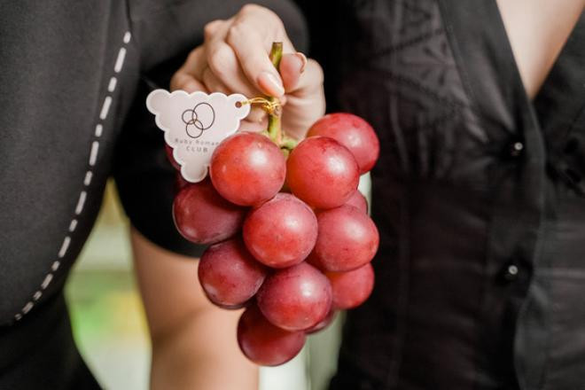 Trong danh sách những loại trái cây đắt nhất thế giới, không thể bỏ qua nho Ruby Roman Nhật Bản. Mới đây, nho Ruby Roman được nhập về Việt Nam, bán với mức giá 11 triệu đồng/chùm. Ảnh: Facebook.