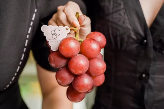 Trong danh sách những loại trái cây đắt nhất thế giới, không thể bỏ qua nho Ruby Roman Nhật Bản. Mới đây, nho Ruby Roman được nhập về Việt Nam, bán với mức giá 11 triệu đồng/chùm. Ảnh: Facebook.