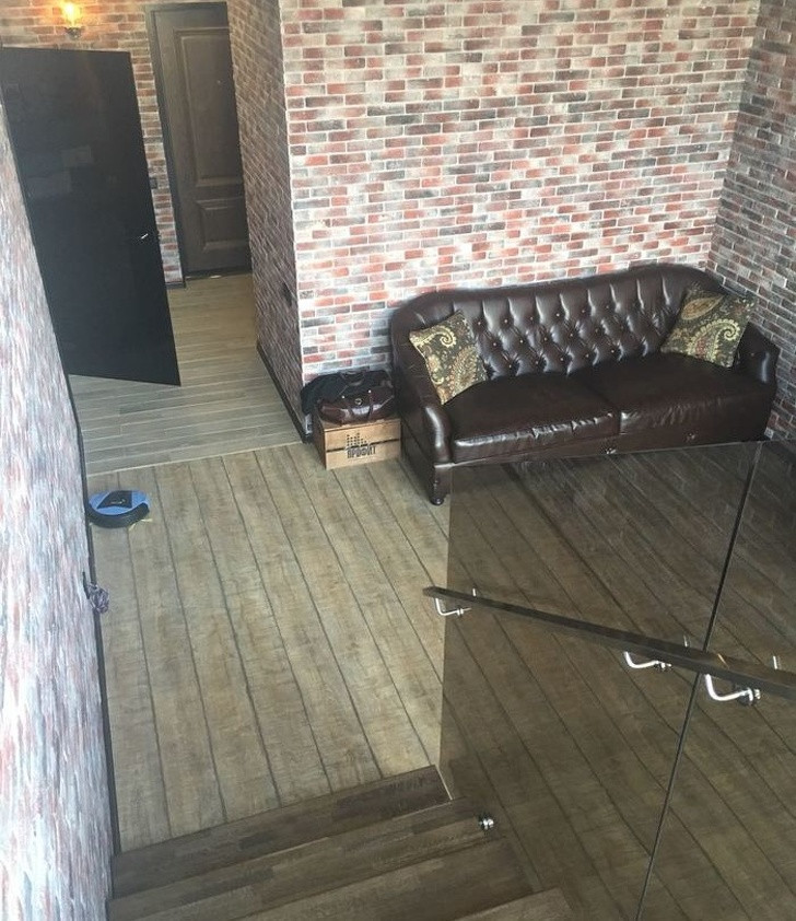 Tường gạch thô mộc được các chủ nhà hàng, quán cà phê sử dụng đầu tiên. Nhưng giống như phong cách công nghiệp, sự quá phổ biến của tường gạch thô khiến nó nhanh chóng trở nên lỗi thời. Giờ đây, phong cách này được thay thế bằng phong cách Eco thân thiện với môi trường, trong đó sử dụng những màu sắc hữu cơ và cấu trúc gỗ.