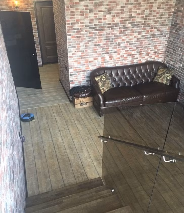 Tường gạch thô mộc được các chủ nhà hàng, quán cà phê sử dụng đầu tiên. Nhưng giống như phong cách công nghiệp, sự quá phổ biến của tường gạch thô khiến nó nhanh chóng trở nên lỗi thời. Giờ đây, phong cách này được thay thế bằng phong cách Eco thân thiện với môi trường, trong đó sử dụng những màu sắc hữu cơ và cấu trúc gỗ.