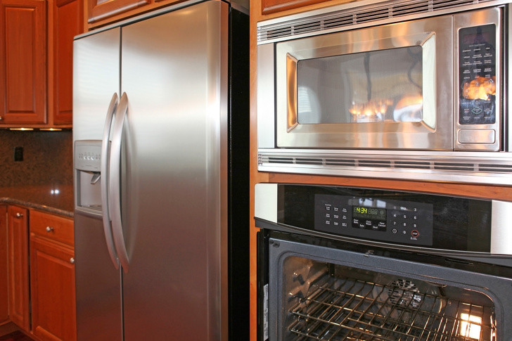 Với nhà bếp kiểu công nghiệp phổ biến những năm 90, các gia đình thường chọn nội thất có bề mặt và vật liệu kim loại. Thế nhưng, ngày nay, phong cách này không còn được ưa chuộng. Vệc lạm dụng chất liệu kim loại khiến thiết kế trở nên nặng nề, căn phòng thêm lạnh lẽo.