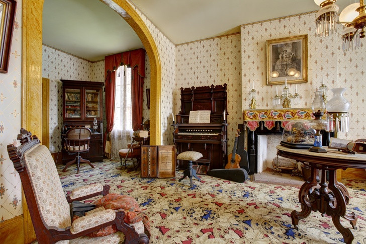 Màn vải thướt tha, vải nhung tối màu…bị lạm dụng suốt một thời gian dài. Giờ đây, gu thẩm mỹ thái quá này đã được thay thế bằng những ý tưởng thiết kế tinh tế và tối giản hơn.