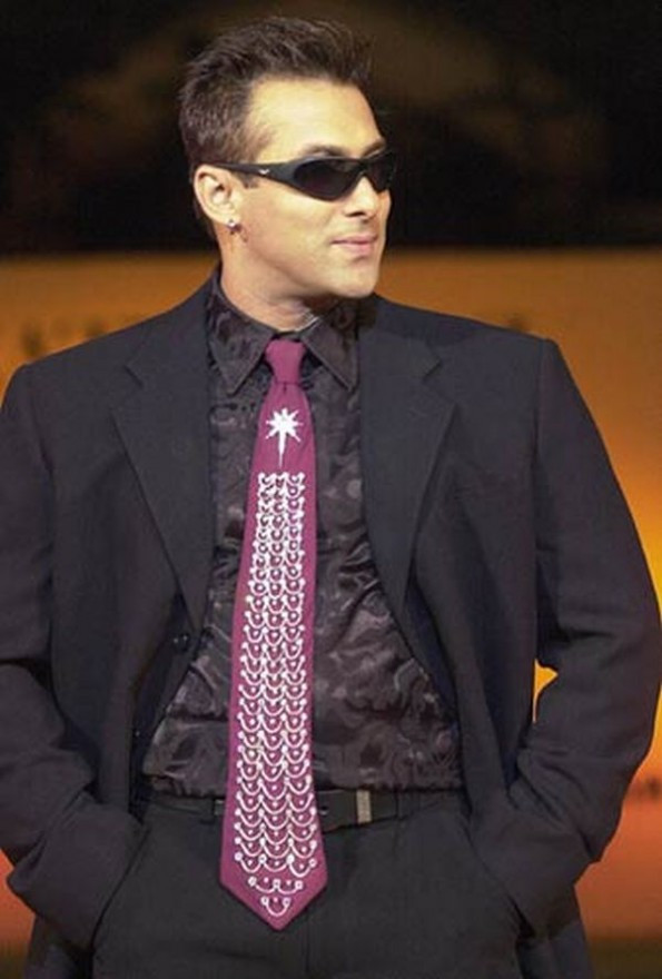 Để hoàn thành chiếc cà vạt này, các thợ thủ công phải sử dụng tới 150g vàng để thêu các hoa văn trên mặt cà vạt, kèm theo đó là 271 viên kim cương lấp lánh 77 carat.