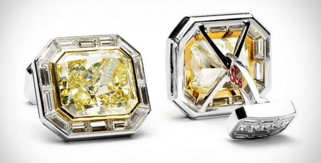 Chiếc khuy măng sét cài áo của thương hiệu Jacob &amp; Co sở hữu vẻ ngoài bắt mắt nhờ lớp kim cương đính bên trong có giá 4,2 triệu USD.