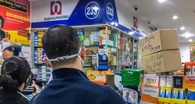 Giua con sot, cho thuoc Hapulico dong loat treo bien 