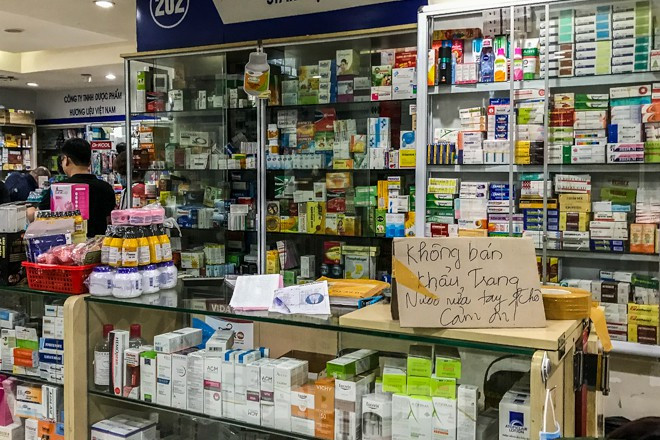 Chưa bao giờ khẩu trang lại trở thành món hàng khó mua đến như vậy tại Hà Nội.