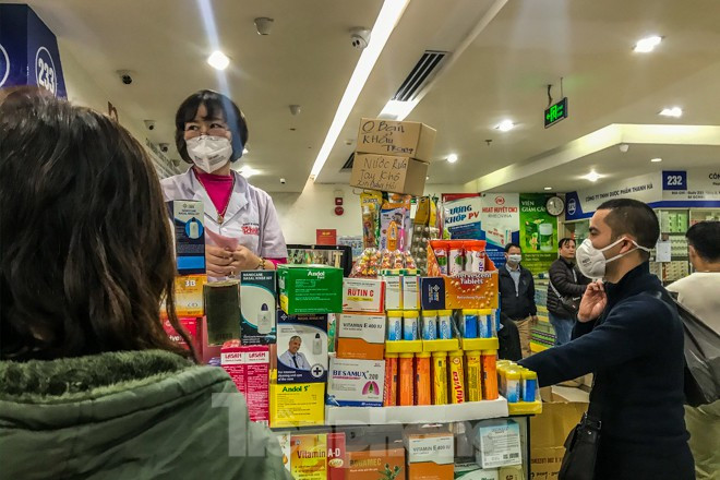 Trước đó vào ngày 31/1, rất nhiều người đổ về khu vực chợ thuốc lớn nhất miền Bắc ở toà nhà Hapulico để "săn" khẩu trang sau khi có thông tin Hà Nội phát hiện ca nhiễm virus corona.