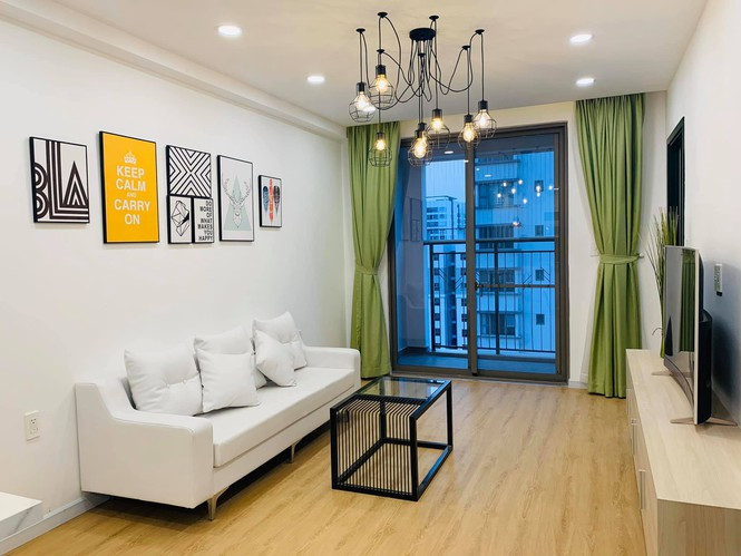 Đây là căn hộ được vợ chồng MC Ốc Thanh Vân mua và tu sửa với mục đích để cuối tuần các con sang chơi. Hiện tại, vì thấy kỳ nghỉ dịch còn kéo dài nên vợ chồng cô muốn chia sẻ lại cho những ai cần.