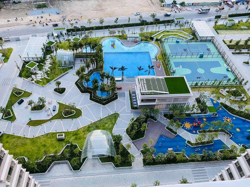 Khu căn hộ hạng sang của nữ MC Ốc Thanh Vân còn tích hợp nhiều tiện ích khác như: hồ bơi, bồn thủy lực, cầu trượt nước, sân tennis...