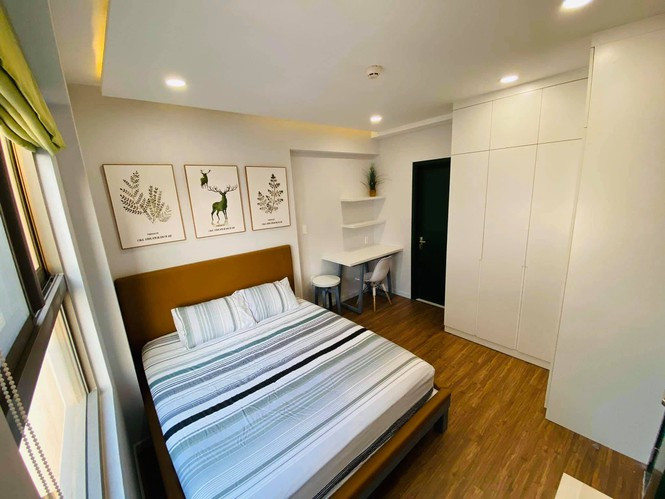 Nữ MC cho biết, căn hộ gồm hai phòng tắm, hai phòng ngủ với đầy đủ nội thất như máy lạnh, thiết bị bếp, ti vi…