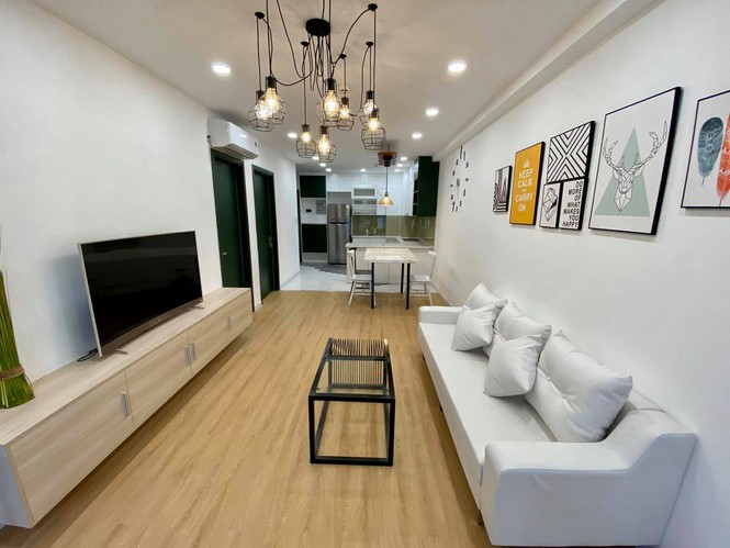 Căn hộ được thiết kế theo phong hiện đại kết hợp xu hướng nhiệt đới với màu xanh lá dịu mắt.