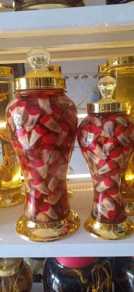 Sau 3 tháng ngâm có thể bỏ rượu na rừng uống. Lúc ấy, rượu bắt đầu thơm lừng. Ảnh: Facebook.