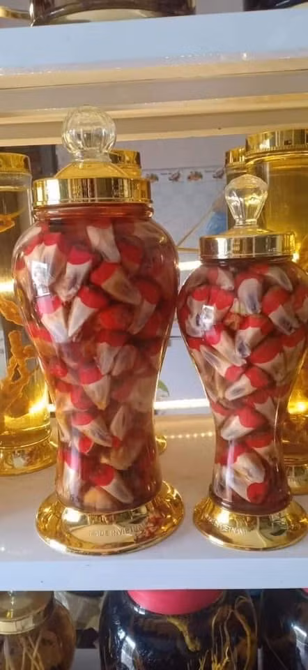 Sau 3 tháng ngâm có thể bỏ rượu na rừng uống. Lúc ấy, rượu bắt đầu thơm lừng. Ảnh: Facebook.