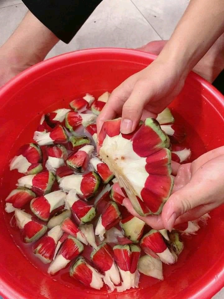 Những năm trước, anh Phong thường mua na rừng mỗi lần có dịp lên Tây Bắc công tác. Thế nhưng, năm nay chợ mạng bán nhiều đặt mua cũng dễ. Ảnh: Facebook. Video: Na Chi Lăng: "Vàng mười" vùng đất ải. Nguồn: VTC Now