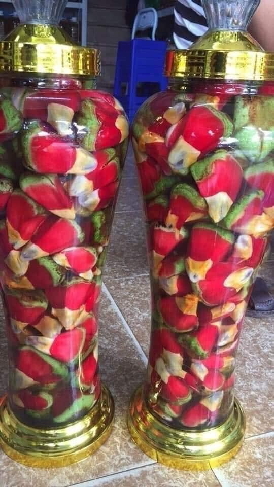 Đặc biệt, na rừng ngâm rượu có thể trị phong thấp, làm thuốc an thần trị chứng mất ngủ và là bài thuốc bổ dương rất hiệu quả. Ảnh: Facebook.