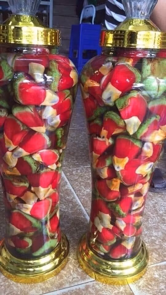 Đặc biệt, na rừng ngâm rượu có thể trị phong thấp, làm thuốc an thần trị chứng mất ngủ và là bài thuốc bổ dương rất hiệu quả. Ảnh: Facebook.