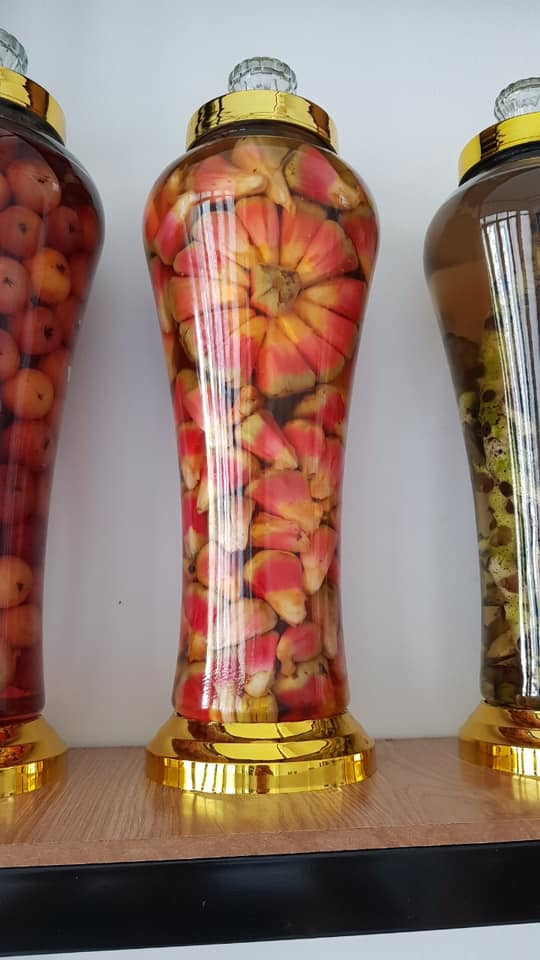 Các tiểu thương còn hướng dẫn cách ngâm rượu na rừng theo tỷ lệ: 1 kg na ngâm với 2-4 lít rượu nguyên chất 40 độ trở lên. Ảnh: Facebook.