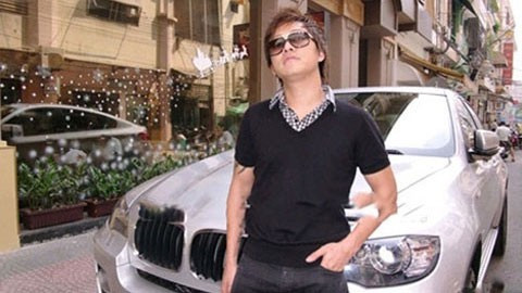 Nam ca sĩ còn sở hữu siêu xe Lamborghini Aventador LP700-4 có giá khoảng 25 tỷ đồng. Ảnh: Bongdaplus.