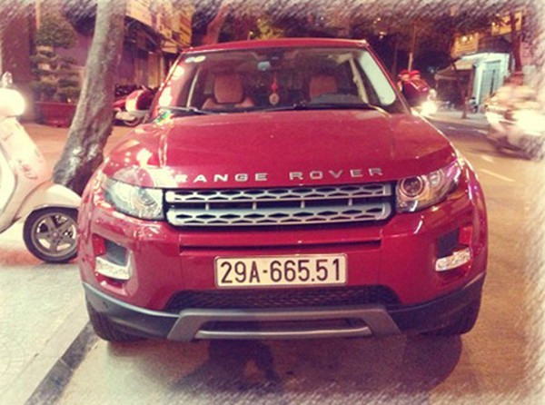 Tuấn Hưng còn là chủ nhân của chiếc Range Rover Evoque đỏ có giá gần 8 tỷ đồng. Ảnh: Vietnamnet.