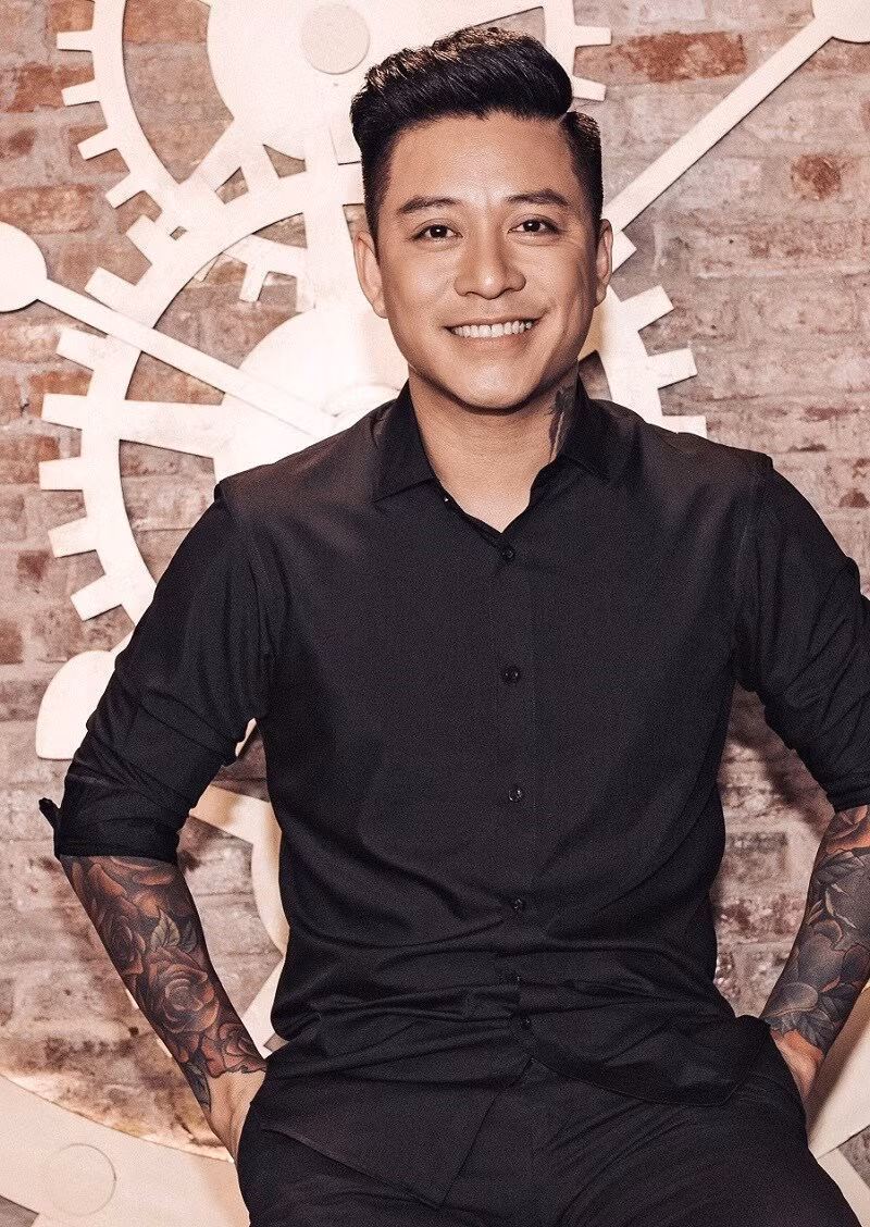 Tuấn Hưng, sinh năm 1978, từng được biết đến là thành viên của nhóm nhạc Quả Dưa Hấu. Sau khi nhóm tan rã, Tuấn Hưng hoạt động solo và ghi dấu ấn với rất nhiều bài hát như "Nắm lấy tay anh', 'Tìm lại bầu trời'...Ảnh: Vietnamnet.