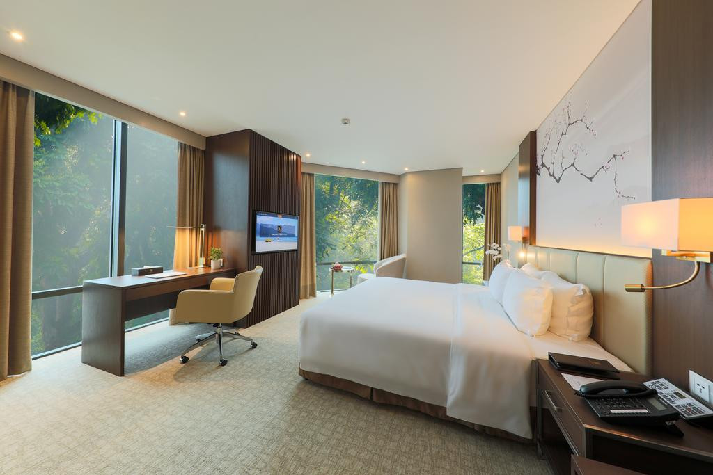 Khách sạn 5 sao này có sảnh khách chung cũng như hồ bơi trong nhà và bể sục.