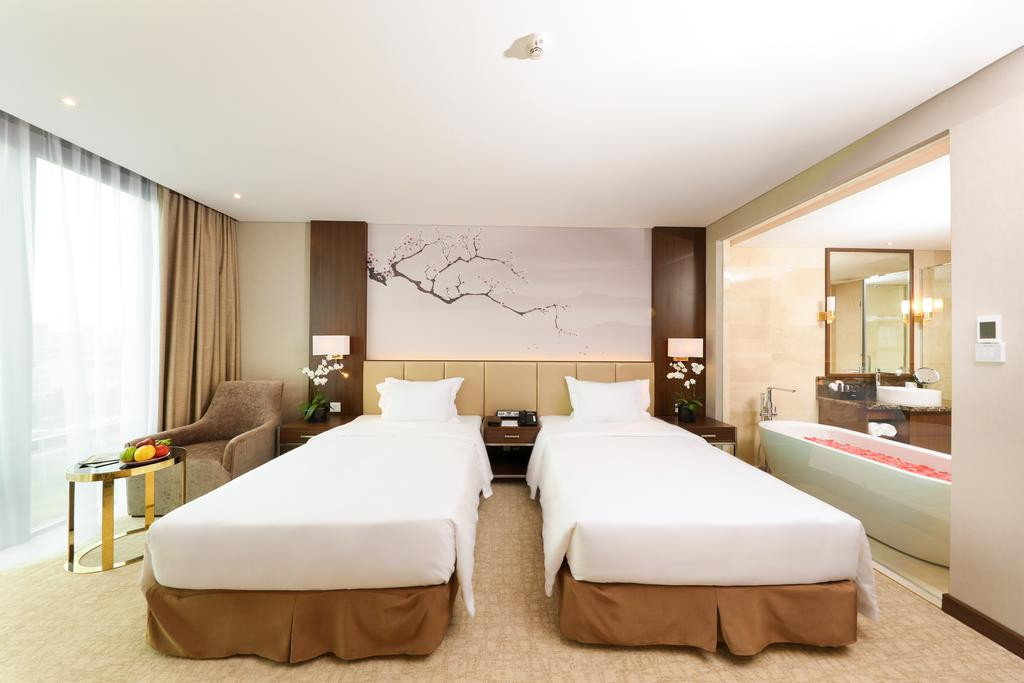 Khách sạn Grand Vista có tổng diện tích sổ là 1.138m2, diện tích xây dựng công trình là 700m2, với quy mô 17 tầng nổi và 3 tầng hầm.