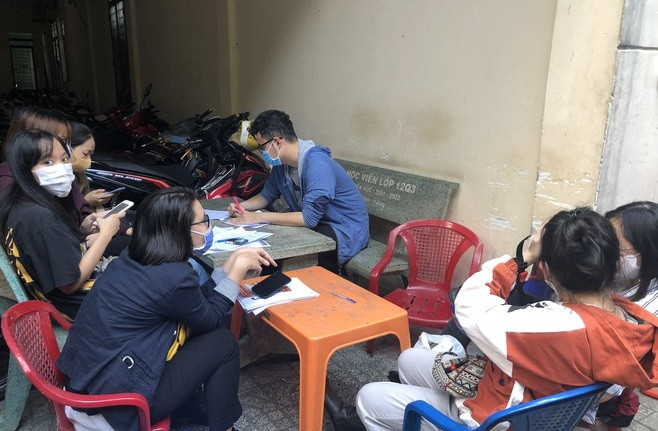 Cong an vao cuoc vu hoc vien to co giao IELTS sua diem, lua nguoi hoc