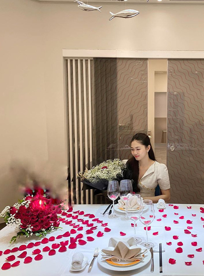 Phòng ăn thiết kế đẹp như nhà hàng.