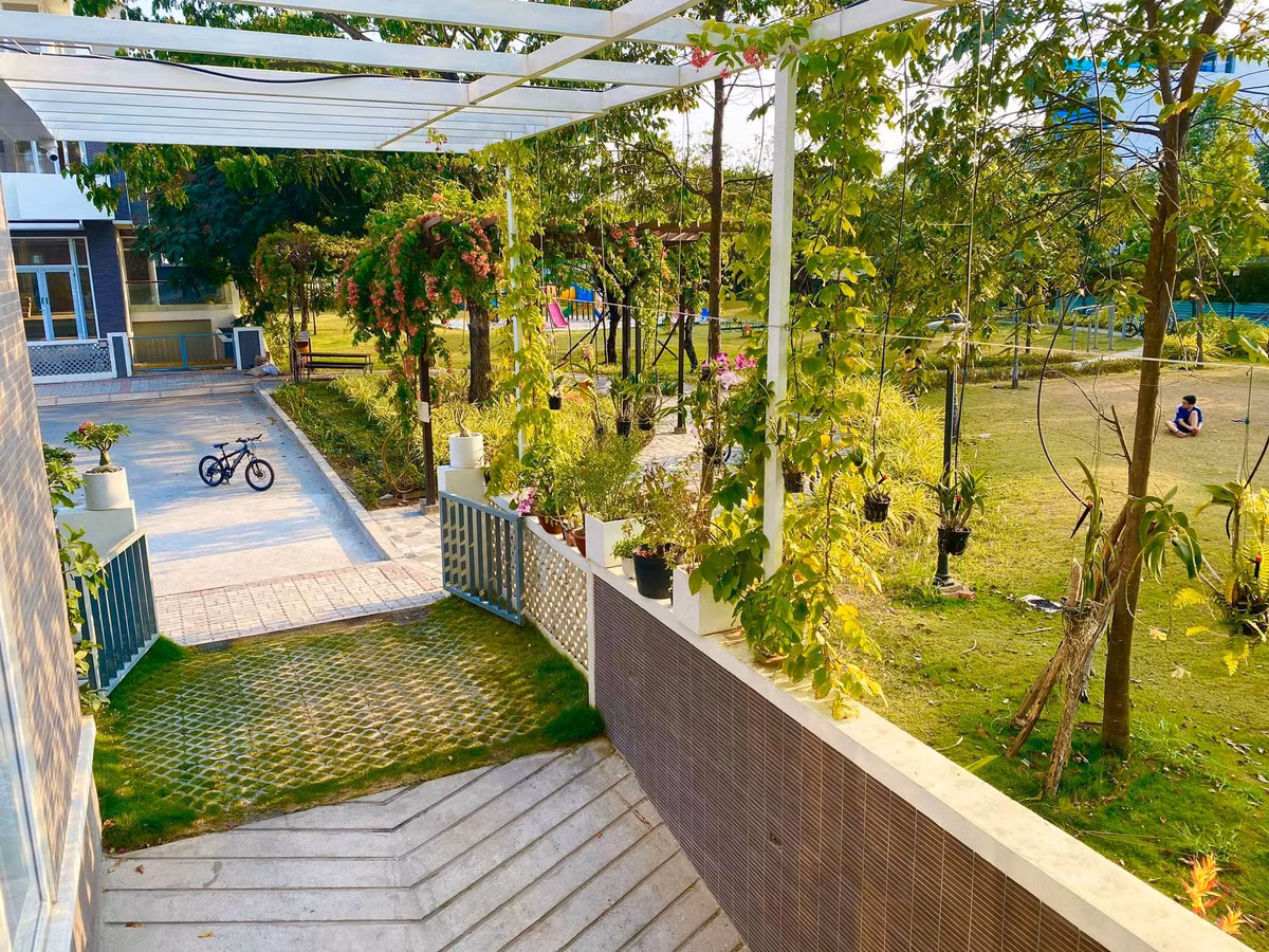 Căn biệt thự gồm 5 phòng ngủ, có hồi bơi và khu sân vườn rộng rãi làm chỗ vui chơi của các con. Ảnh: Vietnamnet.