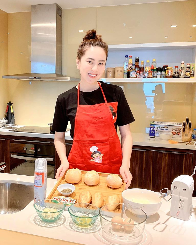 Khu bếp tiện nghi với nội thất ngoại nhập.