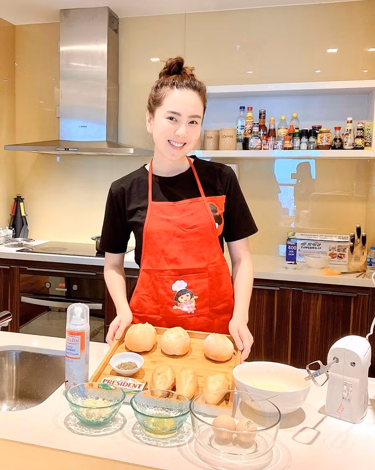 Khu bếp tiện nghi với nội thất ngoại nhập.