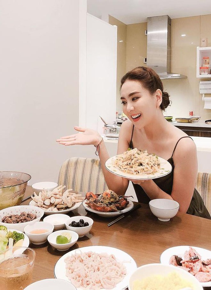Thỉnh thoảng, Mai Ngọc cũng chia sẻ những bữa cơm gia đình do cô tự tay chuẩn bị. Nguồn ảnh: Facebook, Instagram Mai Ngọc.