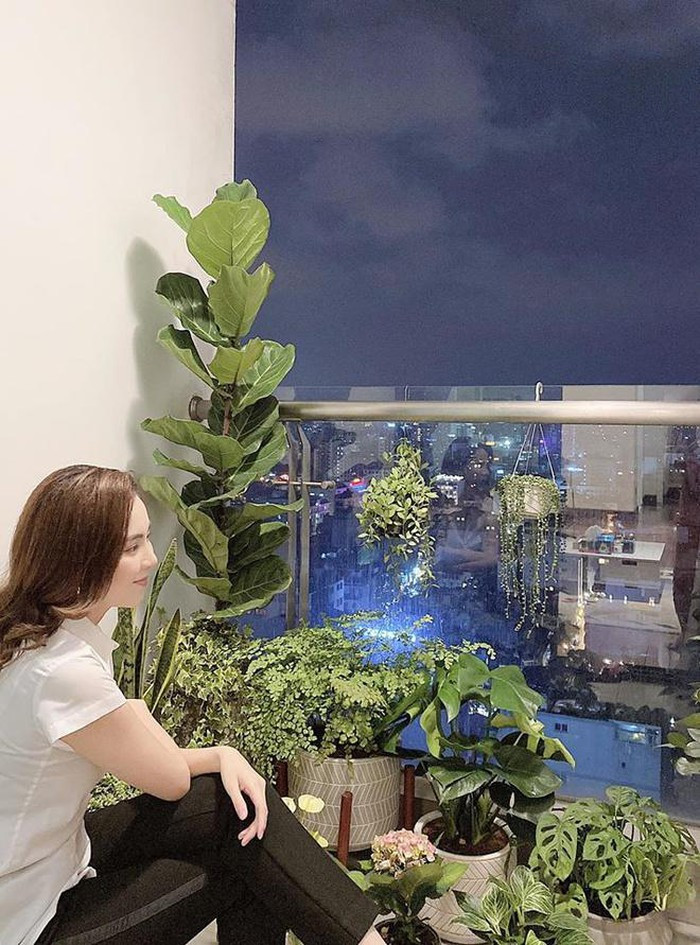 Ấn tượng nhất là góc ban công với rất nhiều hoa và cây xanh như hoa hồng, cẩm tú cầu, bàng Singapore...