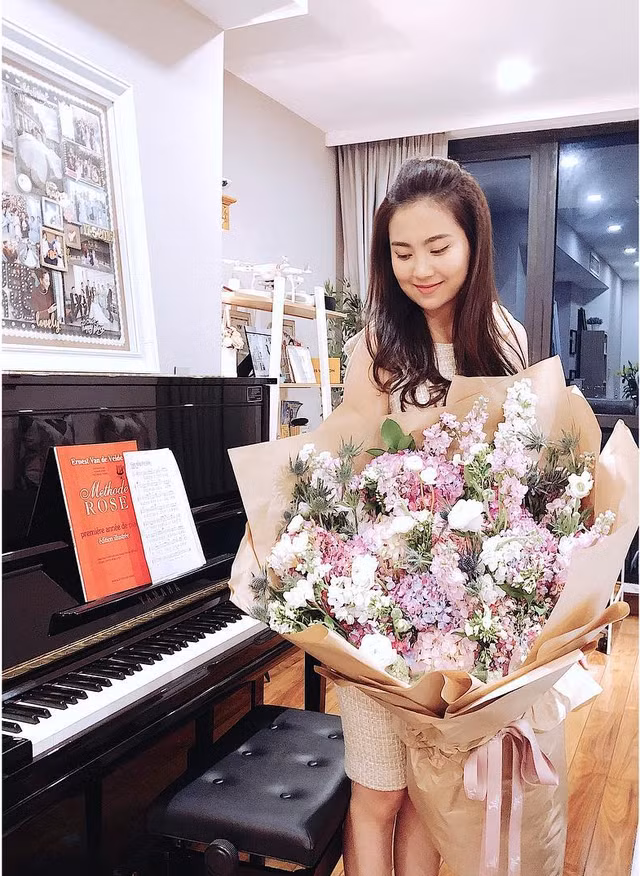 Chiếc piano trong phòng khách cũng là nơi BTV Mai Ngọc lựa chọn để đăng tải nhiều nhất.