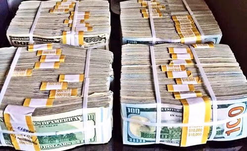 Trên trang cá nhân, Công Lý thường đăng những bức ảnh xe sang, điện thoại đắt tiền hay hàng cọc USD. Ảnh: Zalo Tô Công Lý. Video: Thiếu gia Sài Gòn khoe quà tốt nghiệp Ferrari. Nguồn: VTC1