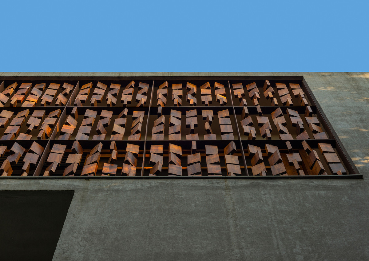 Các khối gỗ liên kết với nhau bằng thanh kim loại và xoay đều khi có gió.