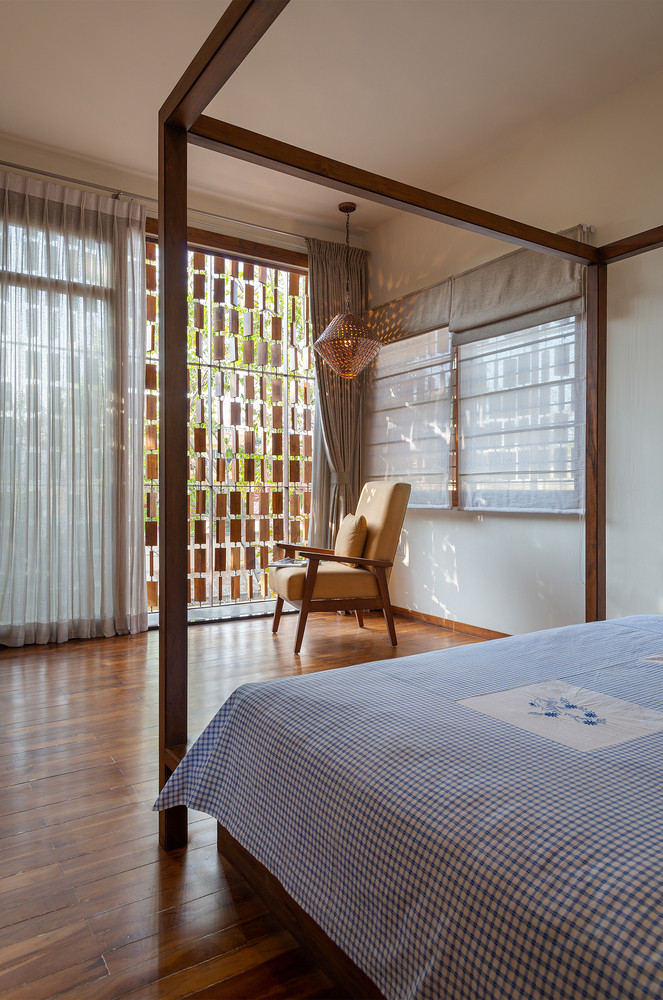 Cũng nhờ thiết kế mặt tiền "bàn tính" mà phòng ngủ vẫn thoáng đãng những vẫn đảm bảo tính riêng tư.