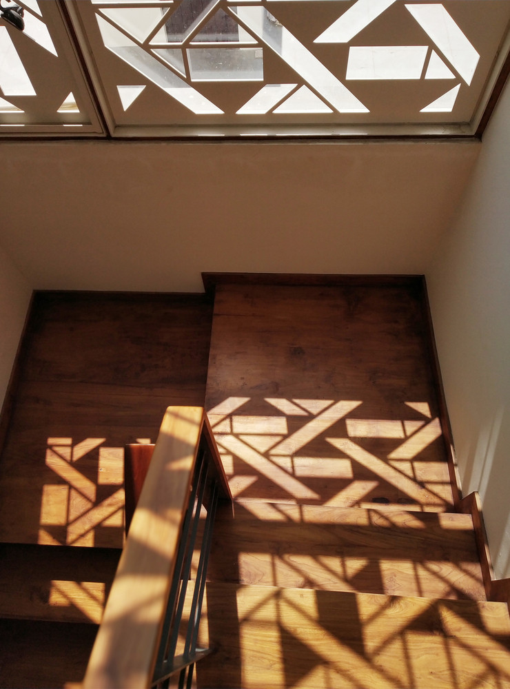 Nhờ đó, căn nhà luôn tràn ngập ánh nắng và gió trời.