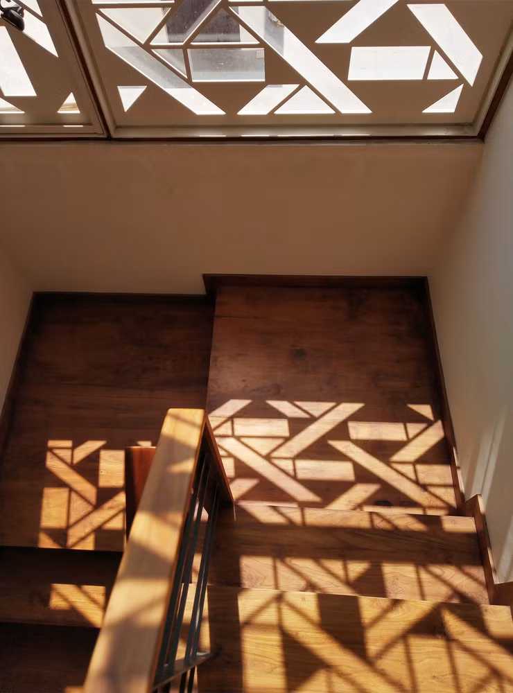 Nhờ đó, căn nhà luôn tràn ngập ánh nắng và gió trời.