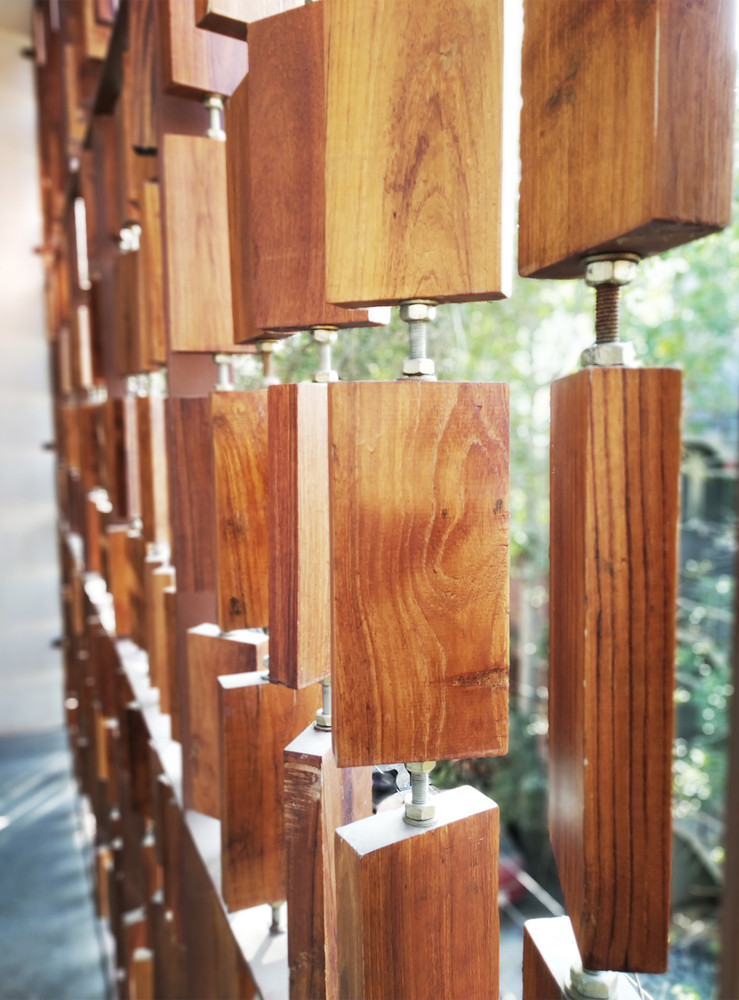 Những miếng gỗ đung đưa tạo ra một mặt tiền năng động.