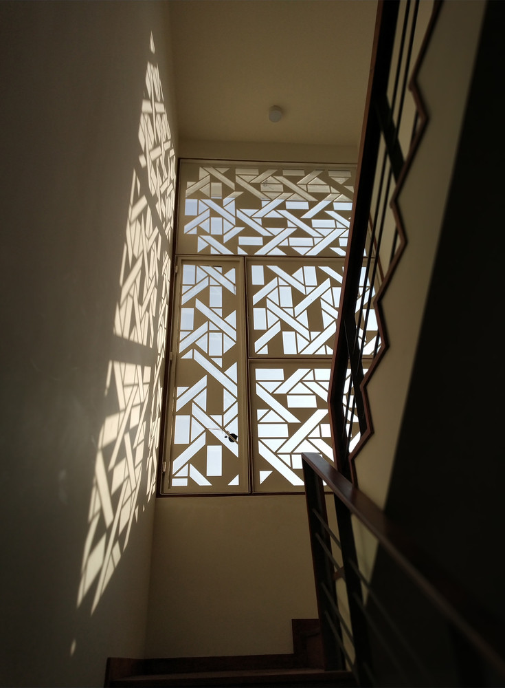 Nhờ thiết kế độc đáo này, cầu thang không chỉ kết nối các tầng mà còn giúp thông gió và mang lại ánh sáng.