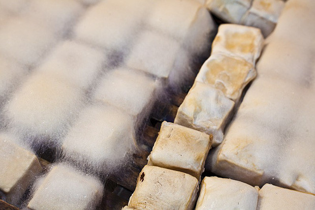 Ngoài thịt lợn, thời gian gần đây, nhiều gia đình ở Hà Nội lại lùng mua món đậu phụ thối Trung Quốc để đổi món cho bữa cơm gia đình. Ảnh: Giadinhxahoi.