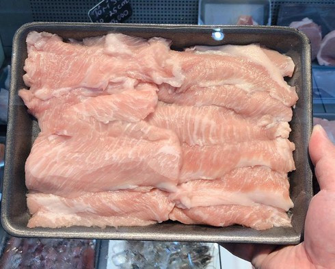 Có giá bán đắt đỏ từ 350.000-700.000 đồng/kg, nạc nọng heo vẫn được giới nhà giàu tại Việt Nam yêu thích, lùng mua về thưởng thức. Ảnh: Infonet.