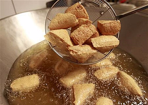 Không chỉ đắt, đậu phụ thối Trung Quốc còn ít nơi bán. Khách muốn mua thường phải đặt mới có hàng. Ảnh: Giadinhxahoi.