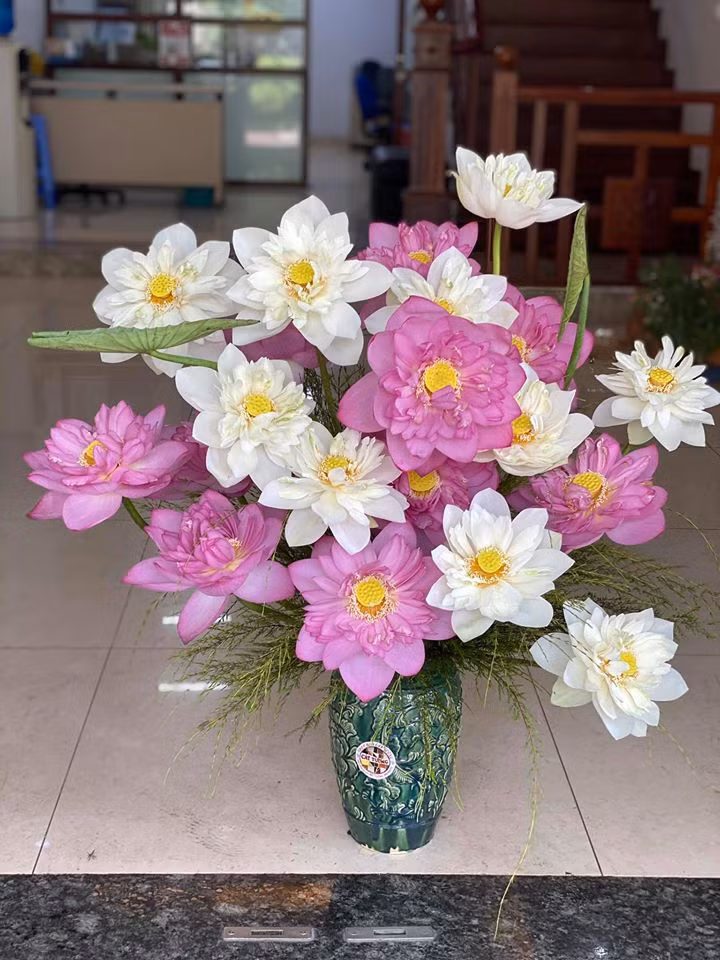 Sen bách diệp được bán trong khoảng 80.000 - 120.000 đồng/chục, trung bình khoảng 10.000 đồng/bông.