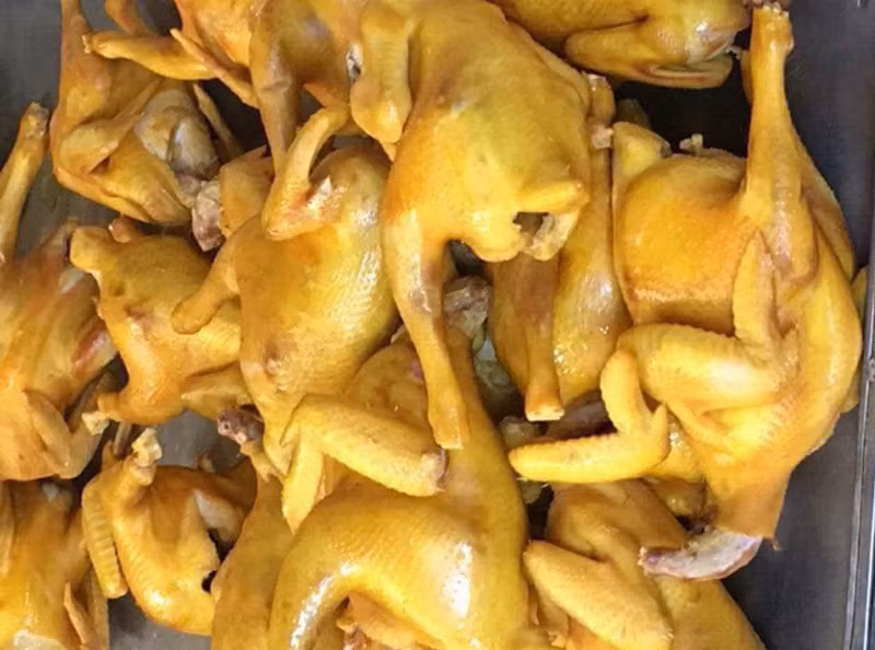 Tuy nhiên, những đặc điểm như không đầu, không chân khiến không ít người nghi ngại và cho rằng chúng là gà đẻ thải loại nhập khẩu.