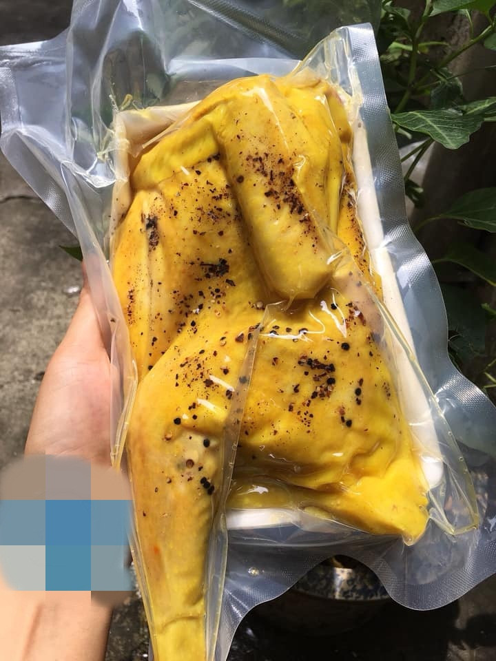 Đáng chú ý, gà ủ muối hoa tiêu chế biến sẵn lại không đầu, không chân, được đóng gói sẵn trong khay hút chân không. Mỗi con đóng thành 2 khay.